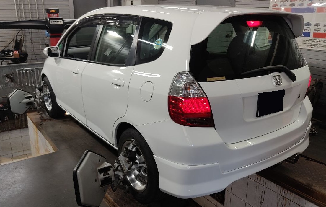 Хонда Фит в процессе замены ШРУСа