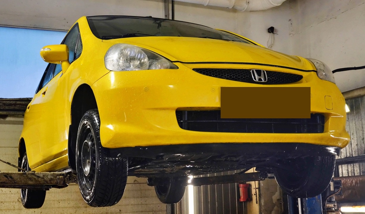 Хонда Джаз в процессе замены масла АКПП