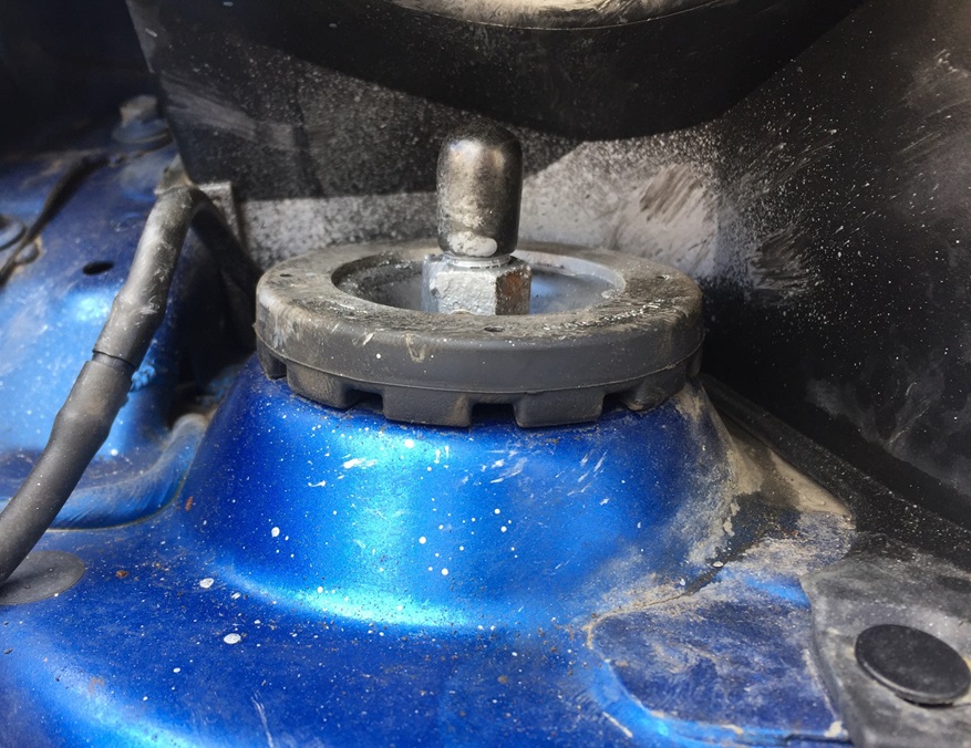 Для замены опорного подшипника нужно снять стойку