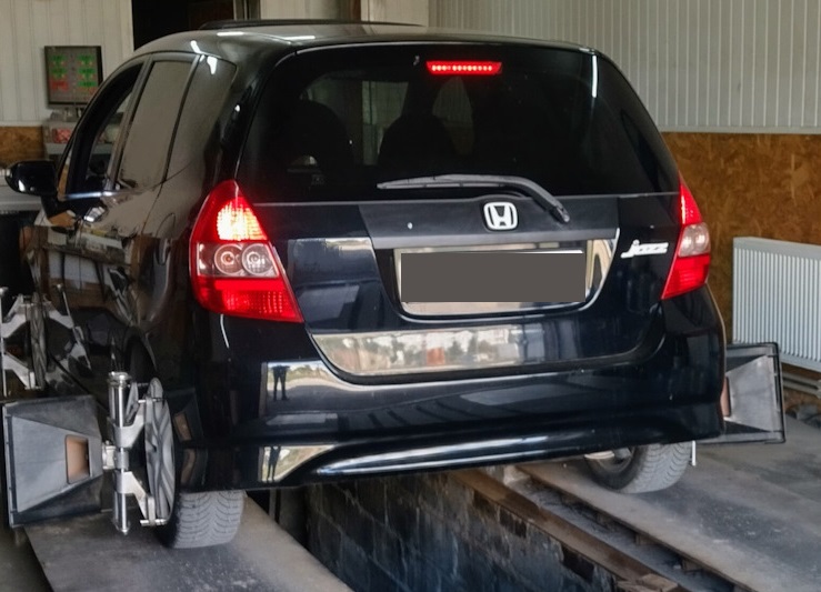 Хонда Джаз в техцентре после замены рулевых наконечников