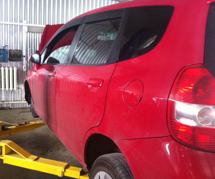 Хонда Джаз в процессе замены шаровых опор