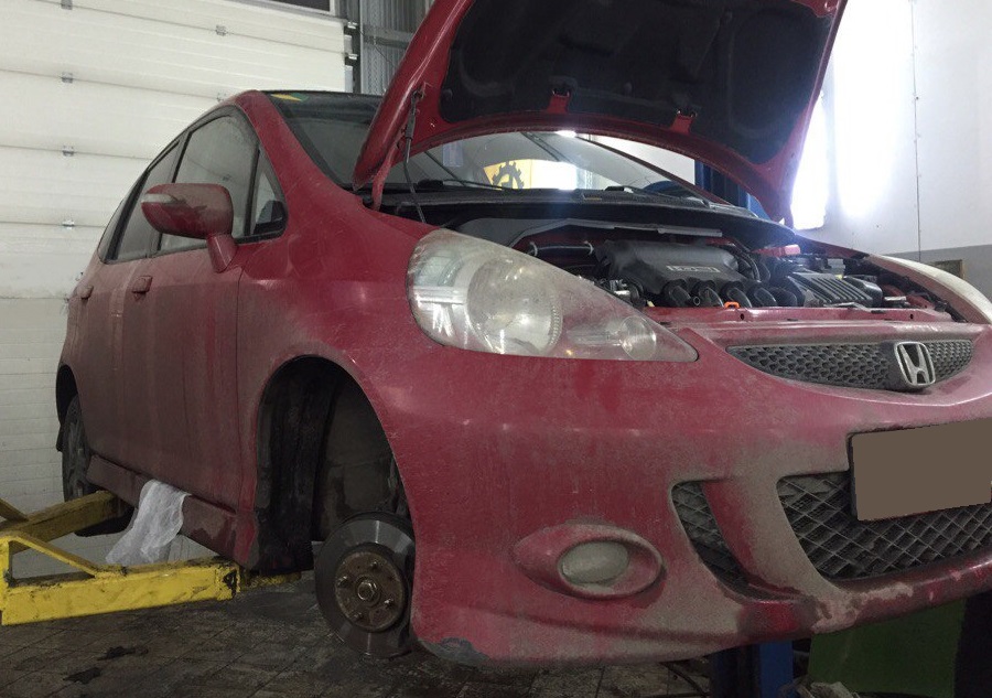 Хонда Джаз в процессе замены тормозных дисков