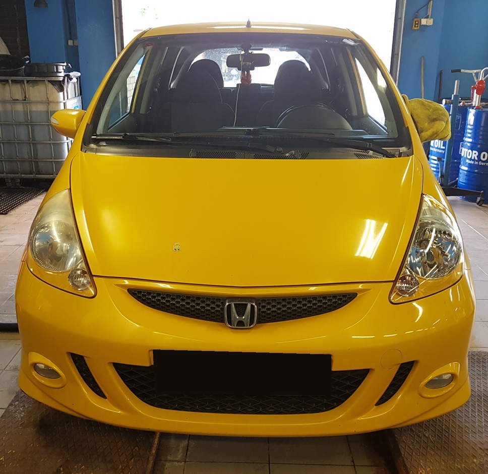 Хонда Джаз в техцентре на заправке кондиционера
