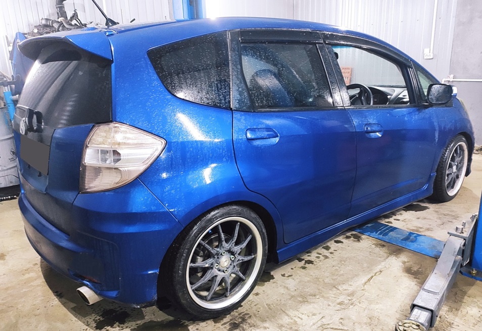 Хонда Фит в автотехцентре на замене опорных подшипников