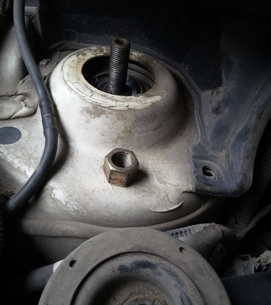 Начало работ по замене опорных подшипников Хонда Фит