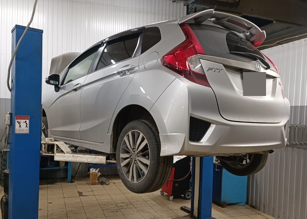 Хонда Фит в автотехцентре на замене помпы