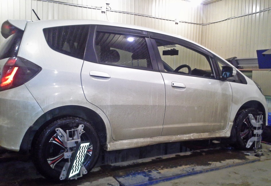 Хонда Фит на регулировке ходовой после замены рулевых тяг