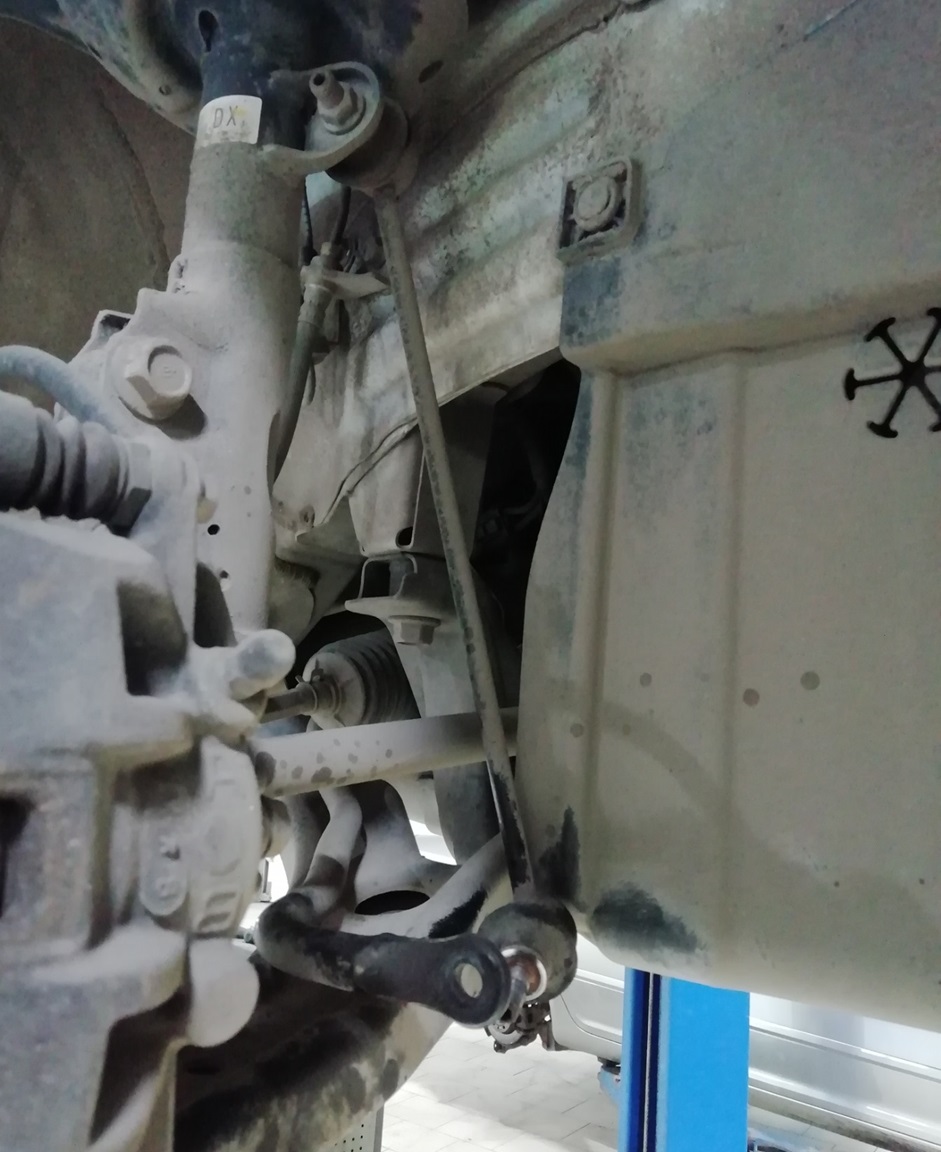 Замена стоек стабилизатора Хонда Фит