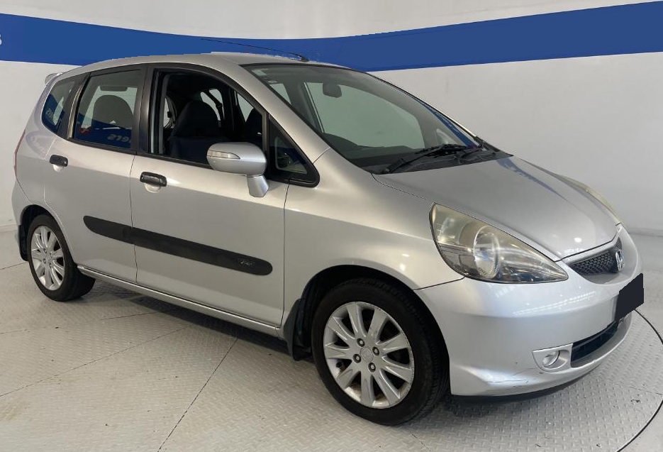 Хонда Джаз в автотехцентре после замены датчика коленвала