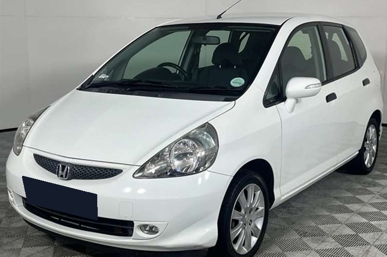 Хонда Джаз в автотехцентре после замены компрессора кондиционера