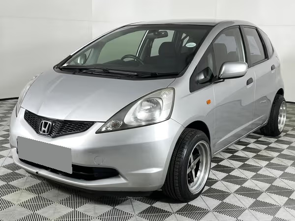 Хонда Джаз в автотехцентре после замены радиатора кондиционера