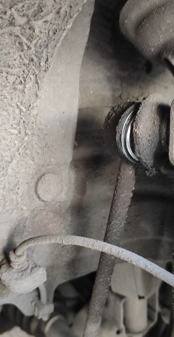 Здесь требуется замена стоек стабилизатора Хонда Н-Бокс