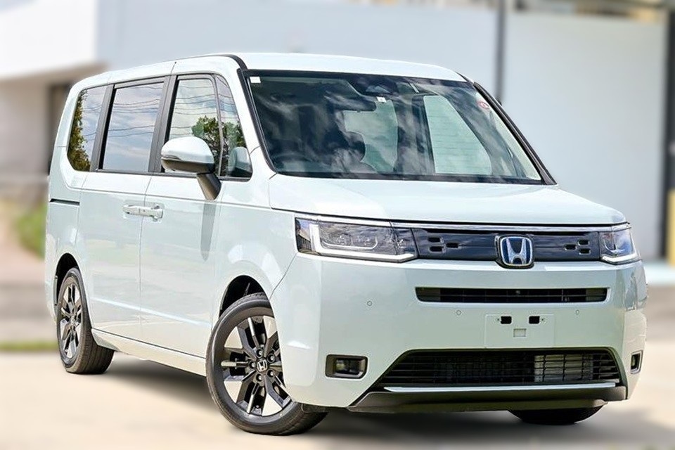 Хонда Stepwgn после замены лобового стекла в автотехцентре