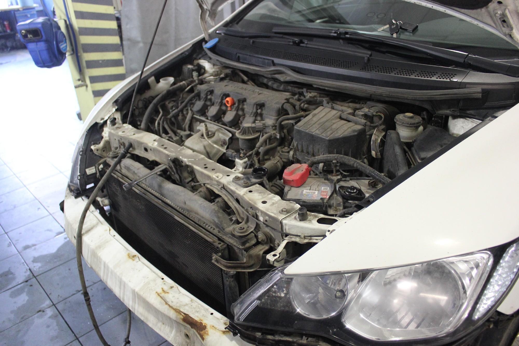 открытый капот на Цивике