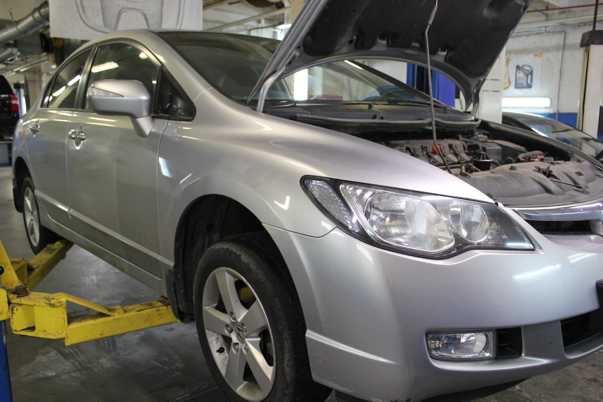 Цивик на подъемнике на СТО