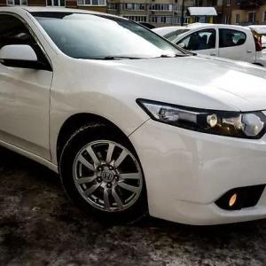 белый Аккорд прибыл на обслуживание в автосервис