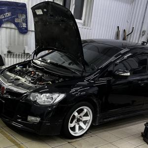 Хонда Цивик в процессе замены датчика коленвала
