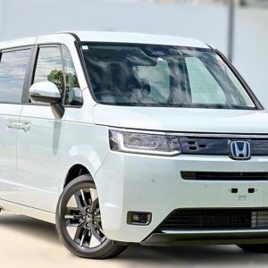 Хонда Stepwgn после замены лобового стекла в автотехцентре