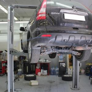 Хонда СР-В в процессе замены масла АКПП в автотехцентре