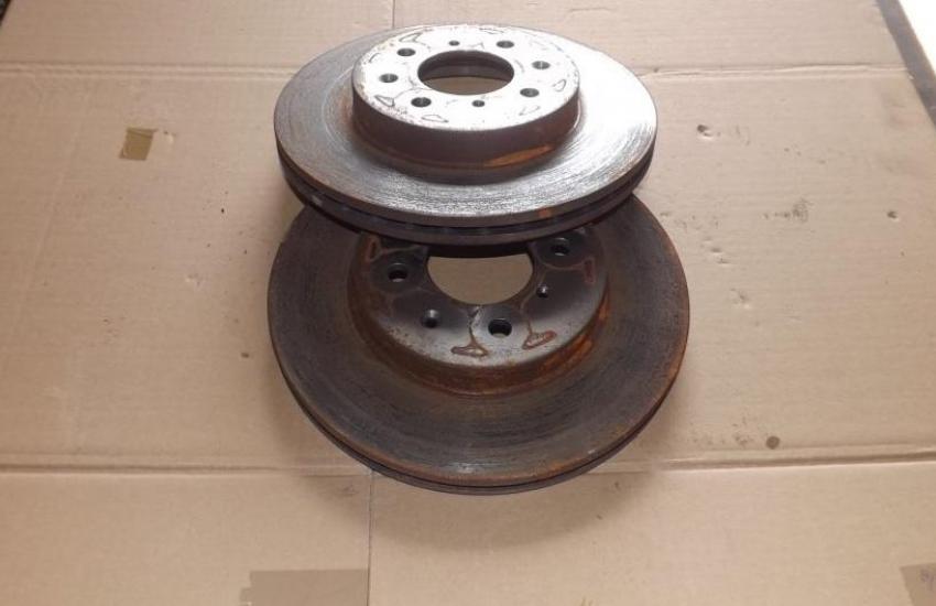 два тормозных диска