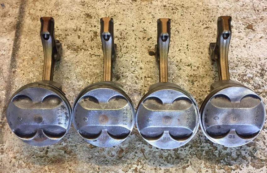 поршни двигателя с шатунами