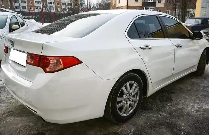 белый Аккорд сзади