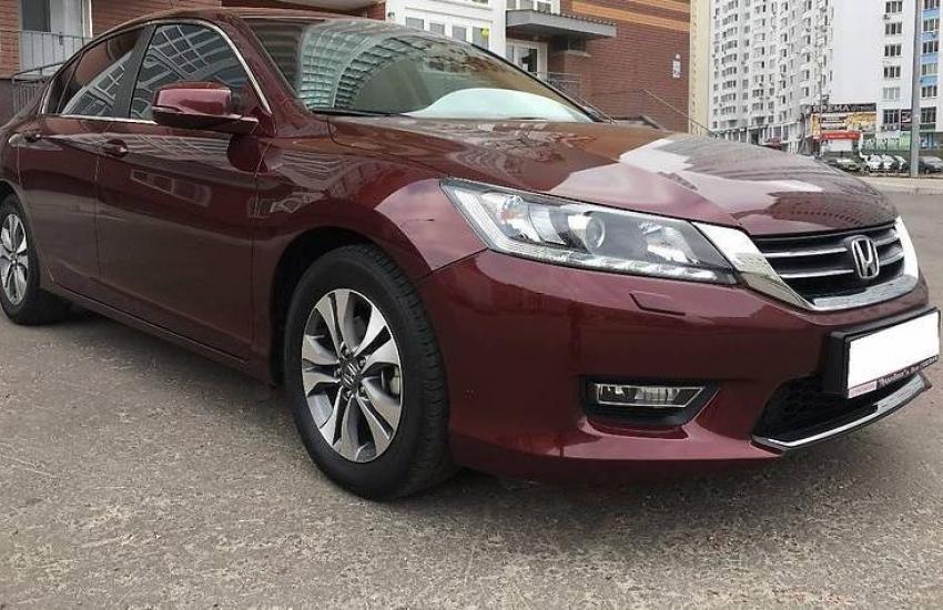 бардовый Аккорд спереди