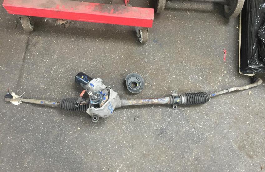 рулевая рейка на полу