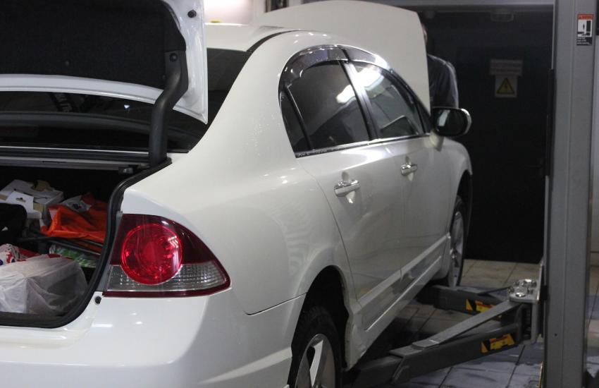 белый Цивик на СТО