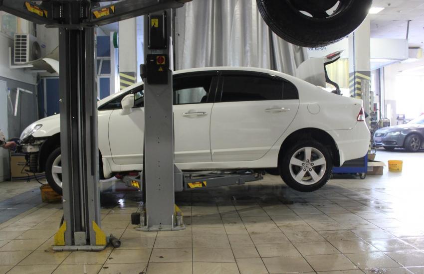 белый Цивик на подъемнике