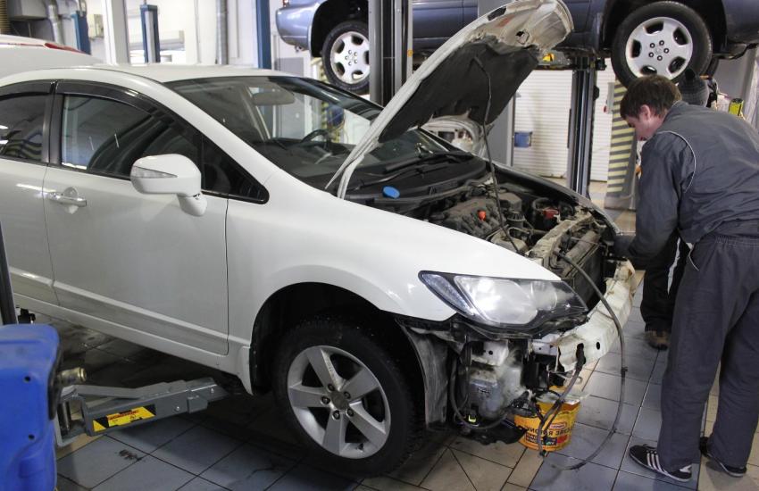 Цивик на подъемнике в сервисе