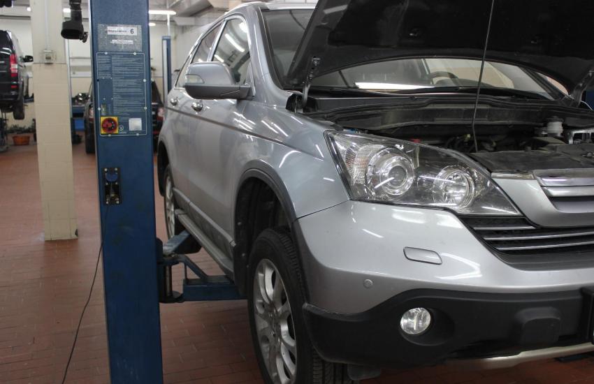 серый кроссовер Хонда на подъемнике