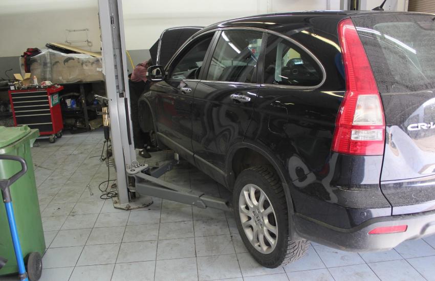 черный кроссовер Хонда на СТО