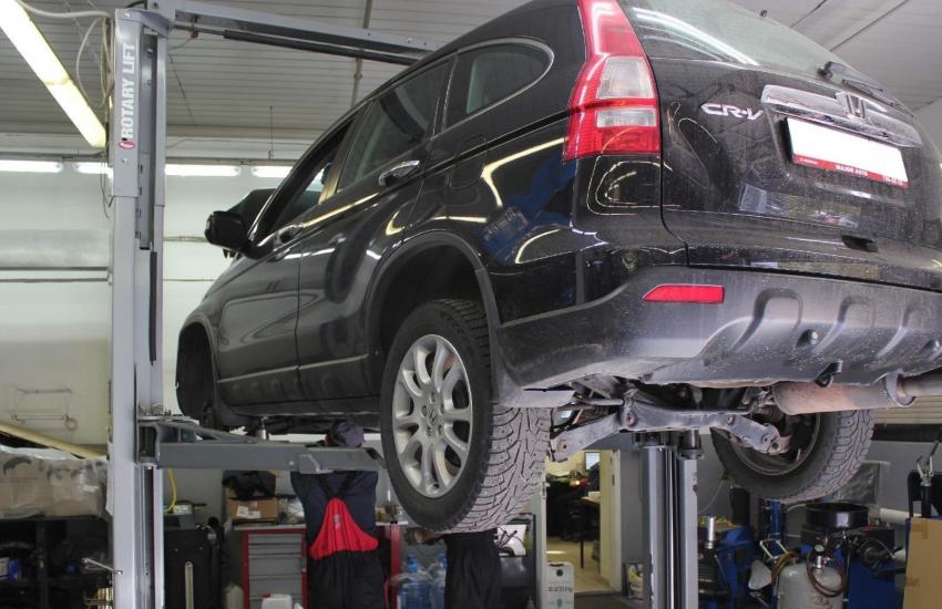 Honda crv на подъемнике в автосервисе