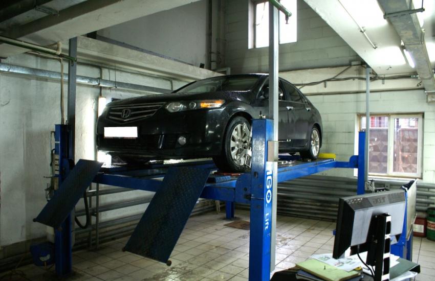Хонда на подъемнике в сервисе