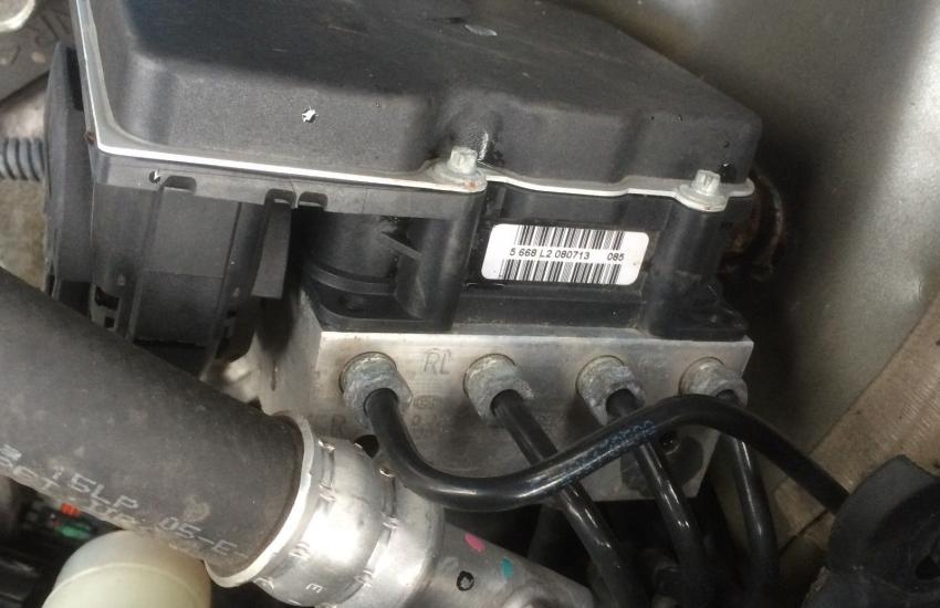 блок АБС под капотом