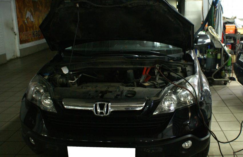 Хонда с открытым капотом