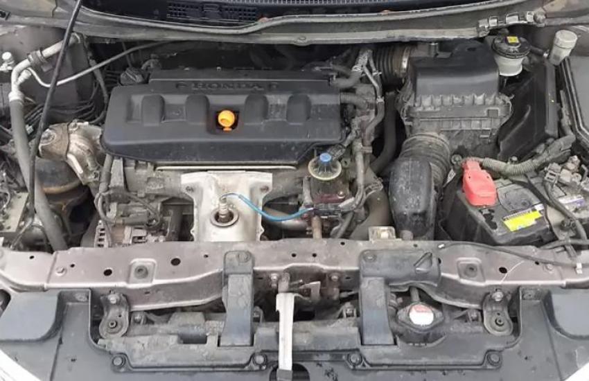 открытый капот на Хонде