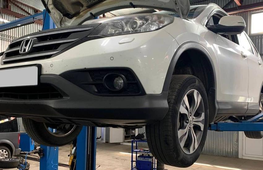 Хонда на подъемнике