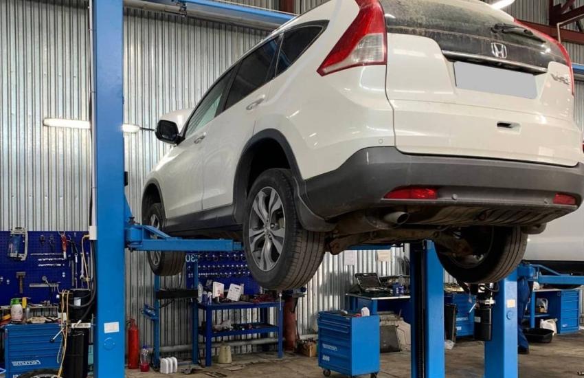 Хонда в автосервисе на подъемнике