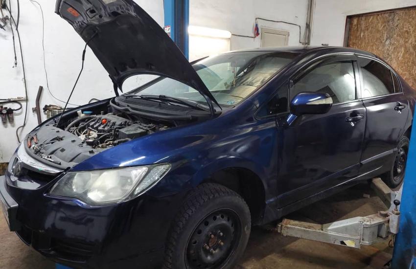 Хонда Цивик в техцентре с открытым капотом