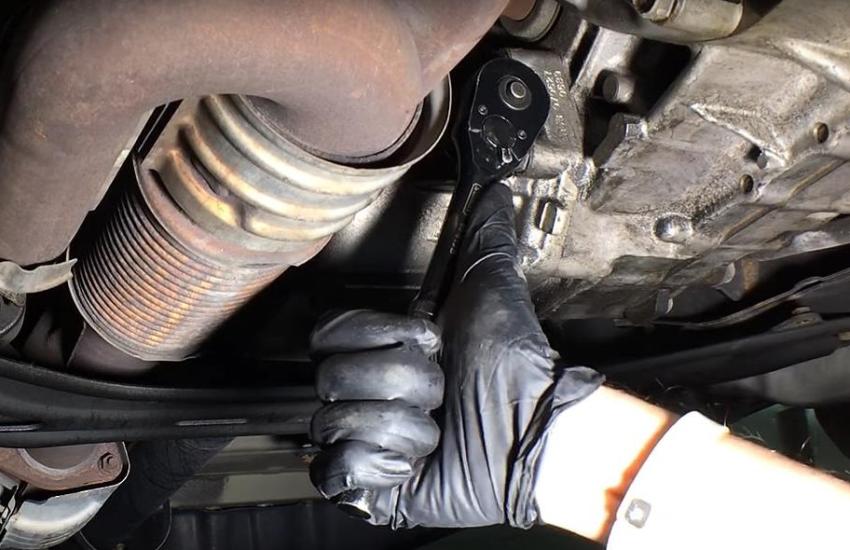 откручиваем сливную пробку переднего редуктора