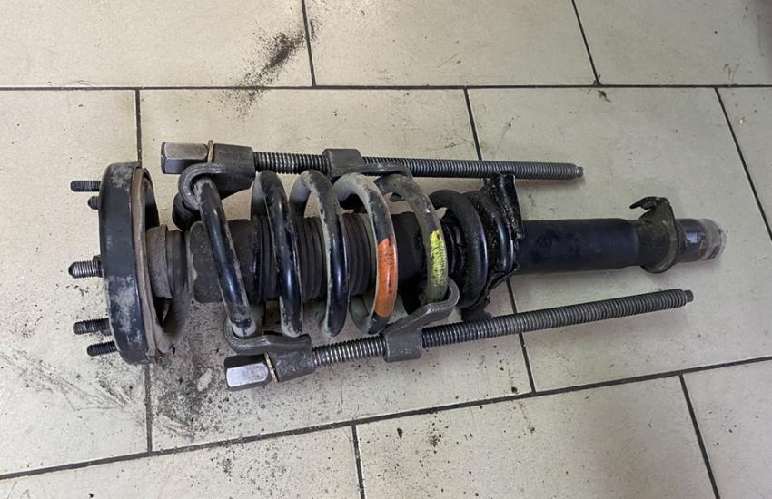 Стяжка пружины для замены