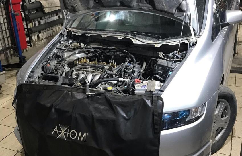 Хонда в автосервисе с открытым капотом