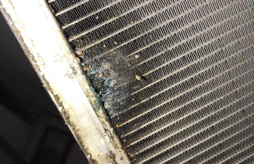 поврежденный радиатор отопителя