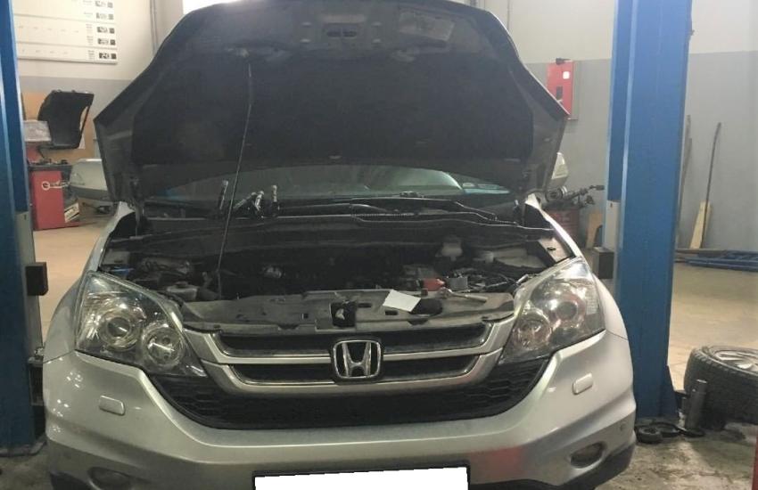 Хонда СРВ в автосервисе с открытым капотом