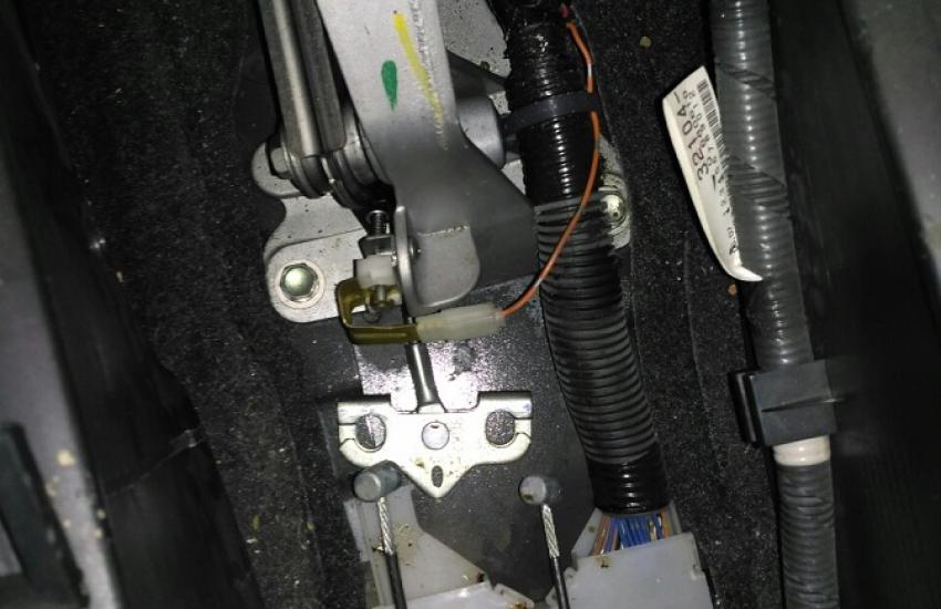 Крепление троса ручника Хонда в салоне