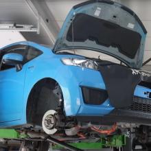 Хонда Джаз в автосервисе на подъемнике
