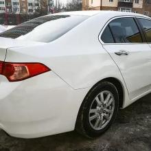 белый Аккорд сзади