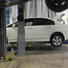 белый Цивик на подъемнике